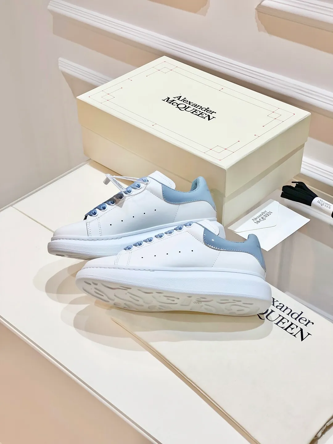 👟👟Ex-factory price 560👟👟 𝐀𝐥𝐞𝐱𝐚𝐧𝐝𝐞𝐫 𝐌𝐜𝐐𝐮𝐞𝐞𝐧A must-have for going out ~ full of confidence. McQueen white shoes are versatile and can instantly elongate your proportions. The long legs that fill the screen make you confident, sweet and cool, and can be controlled by both male and female gods, making you look better as you wear them. ⭐Shoe upper material: first-layer cowhide ⭐Shoe lining material: sheepskin ⭐Available sizes: 35-40, male 39-45 (female 40, male 45 customized)